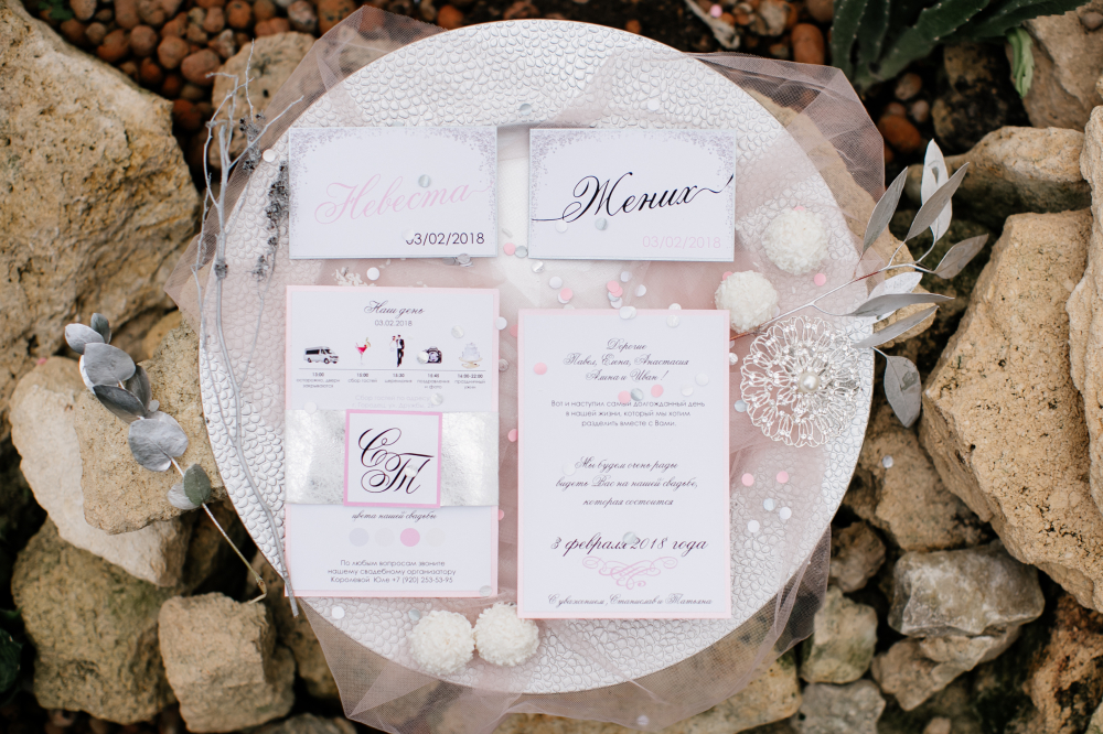 Приглашения на свадьбу.
Можно сделать электронный вариант для друзей и печатный для родных. Современные технологии позволяют сделать даже "свадебные сайты"