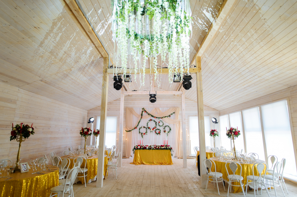 Банкетный Дом Клевер.
Свадьба за городом может быть в шатре, в мини-отеле, в коттедже или в подобных Банкетных Домах. Эко стиль, природа, поля, леса, комфорт. Можно даже торт с потолка спустить 