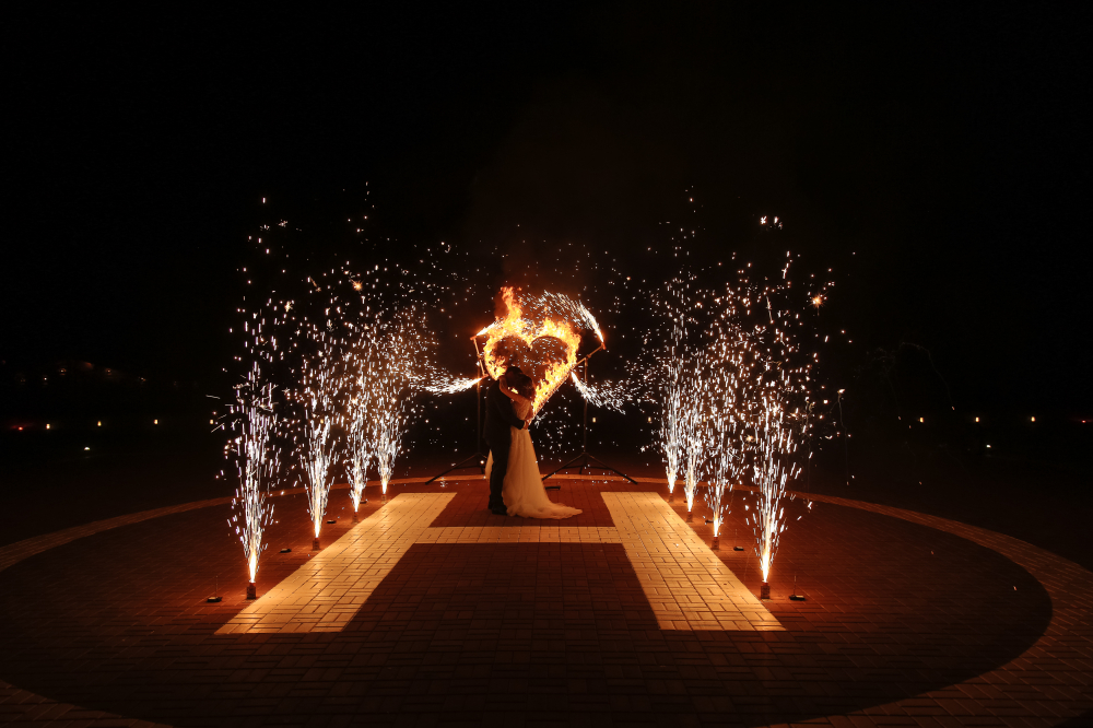 Огненные сердца, 2 фонтана, дорожка из огня.