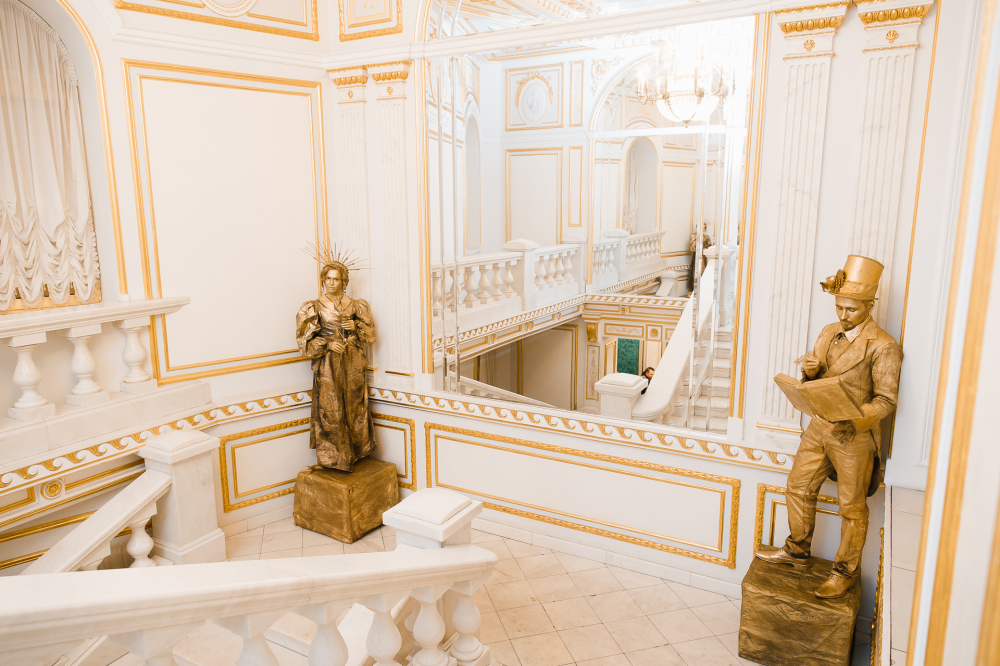 Живые  статуи встречают  гостей. 