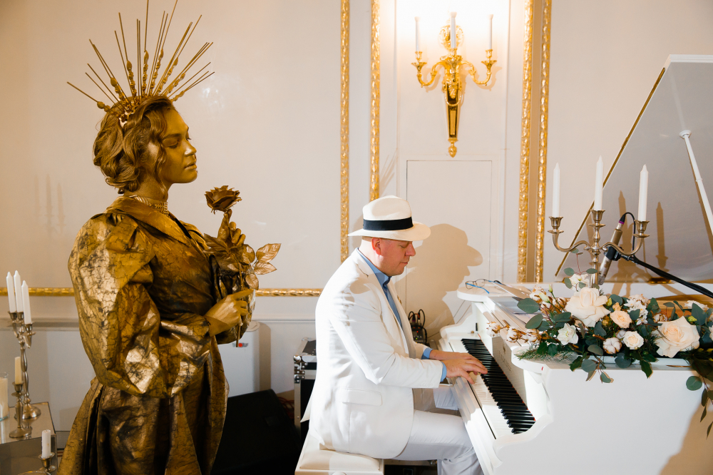 Живые статуи встречают  гостей.