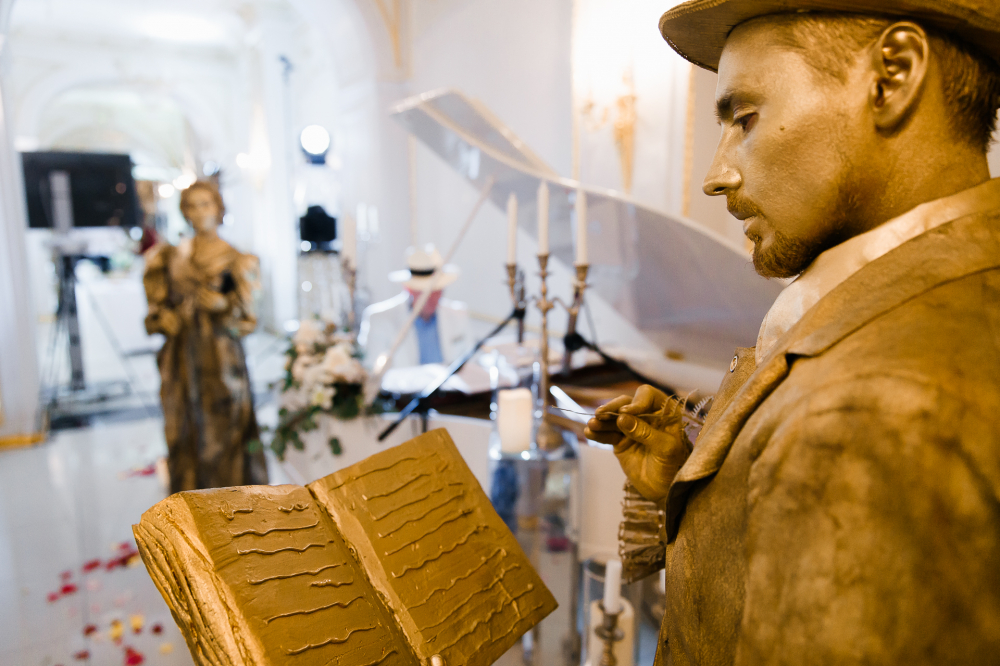 Живые статуи встречают  гостей.