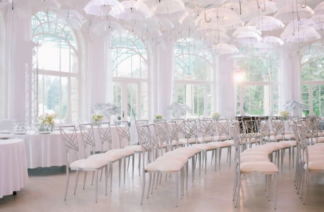 свадьба в белом цвете, белые зонтики в декоре свадьбы, организатор БЮРО СЧАСТЬЯ
