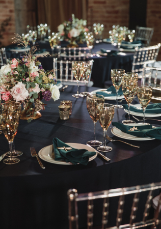 свадьба в синем цвете, тёмные скатерти в свадебном декоре, организатор ZVONOVA WEDDING