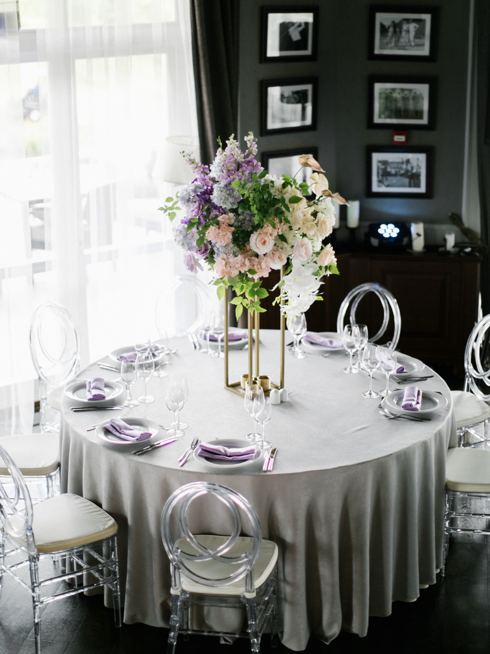 когда зал самодостаточный, его нельзя перегружать декором 