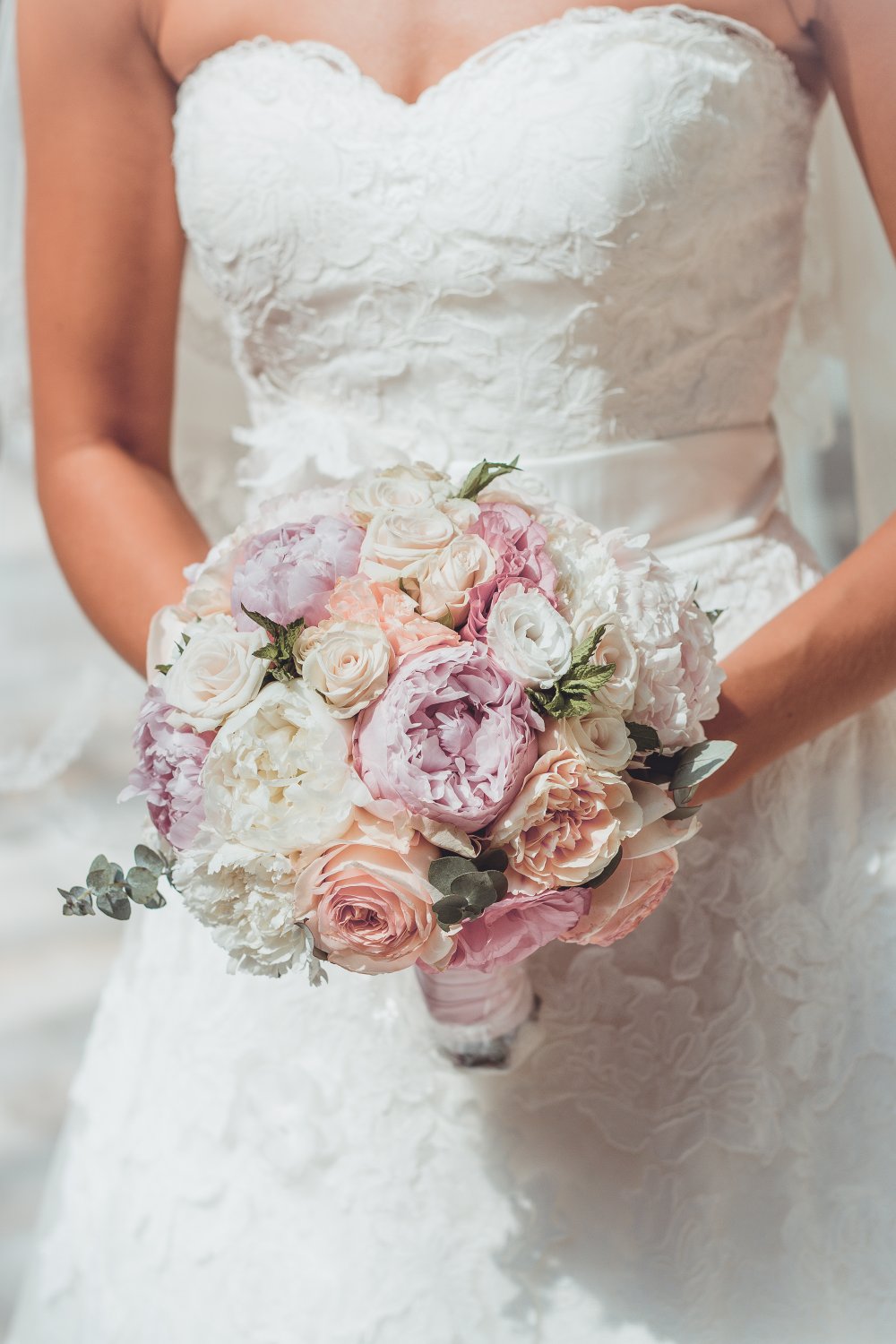 Наши флористы с удовольствием подготовят букет, в котором будет отражаться ваша индивидуальность!