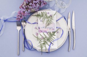 Сервировка свадебного стола и карточка-рассадка