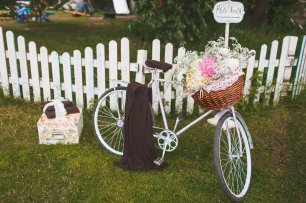 Оригинальная фотозона с велосипедом в стиле шебби шик