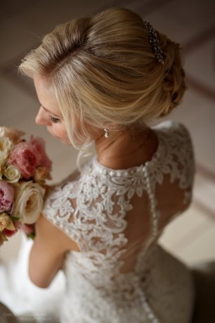 Прическа невесты. Низко убранные локоны