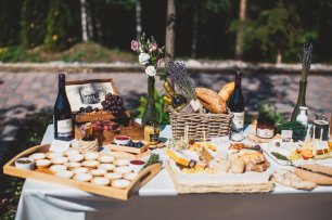 Сырно-винный стол для свадьбы в стиле Прованс