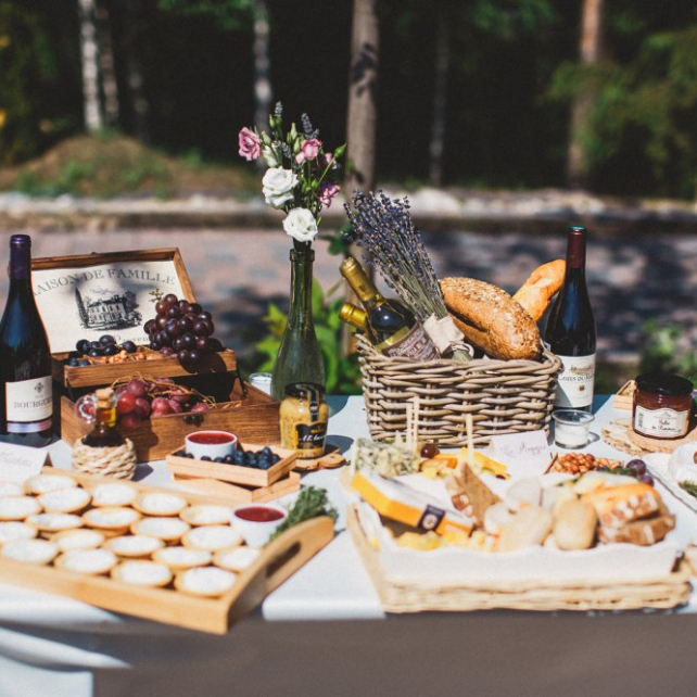 стол с вином и закусками на свадьбе, организация свадьбы LETO