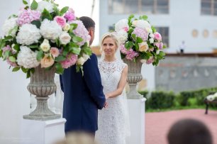 Цветочные композиции в каменных вазах