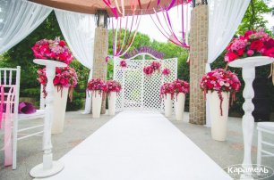 Место бракосочетания, украшенный цветочными композициями