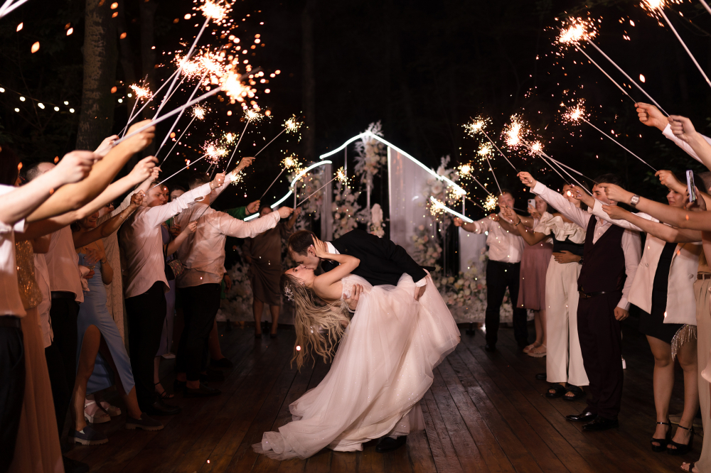 Бенгальские огни
Наши бенгалки горят почти 4 минуты этого хватит перефотаться и ещё они будут гореть.
От наших огней яркие, красивые искры, которые идеальны для фотографий и видео, можно снимать без подсветки.