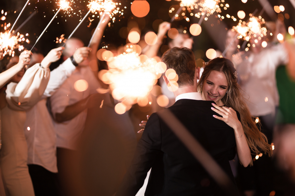 Бенгальские огни
Наши бенгалки горят почти 4 минуты этого хватит перефотаться и ещё они будут гореть.
От наших огней яркие, красивые искры, которые идеальны для фотографий и видео, можно снимать без подсветки.