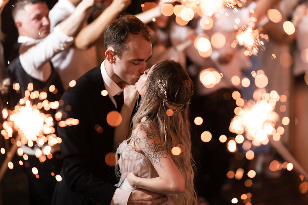 Бенгальские огни
Наши бенгалки горят почти 4 минуты этого хватит перефотаться и ещё они будут гореть.
От наших огней яркие, красивые искры, которые идеальны для фотографий и видео, можно снимать без подсветки.