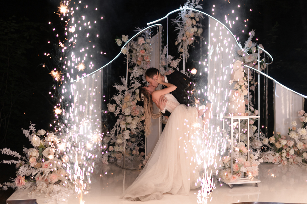 Холодные фонтаны
Прекрасное завершение свадебного вечера - восторг, улыбки, эмоции и романтическую атмосферу момента подарит прогулка и фото под игристый фейерверк фонтанов