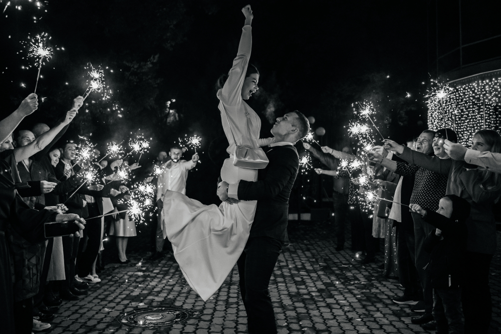 Бенгальские огни
Наши бенгалки горят почти 4 минуты этого хватит перефотаться и ещё они будут гореть.
От наших огней яркие, красивые искры, которые идеальны для фотографий и видео, можно снимать без подсветки.