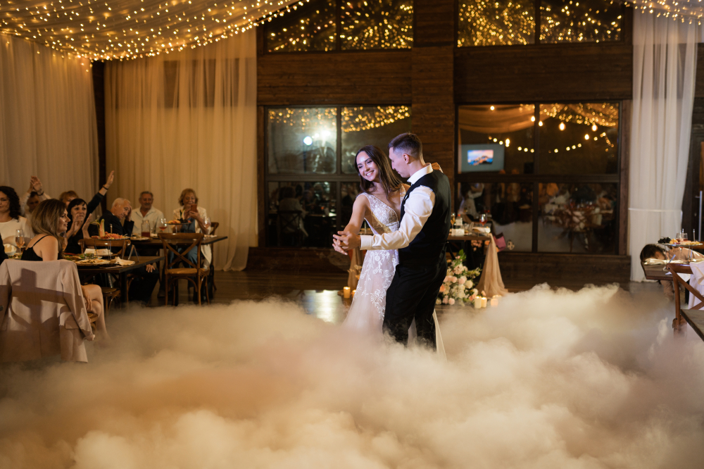 Тяжелый дым – это те самые красивые облака, который стелется по полу и постепенно бесследно тают, позволяя до этого сделать отличные снимки.