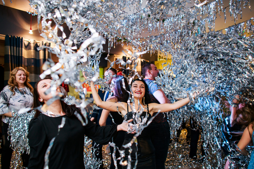 Се­реб­ря­ное шоу мо­жет стать луч­шим спо­собом ожи­вить лю­бое тор­жес­тво, взор­вать яр­костью эмо­ций чо­пор­ную и на­пыщен­ную ат­мосфе­ру. Свер­ка­ющее в лу­чах со­фитов се­реб­ро бу­дора­жит и во­оду­шев­ля­ет. 