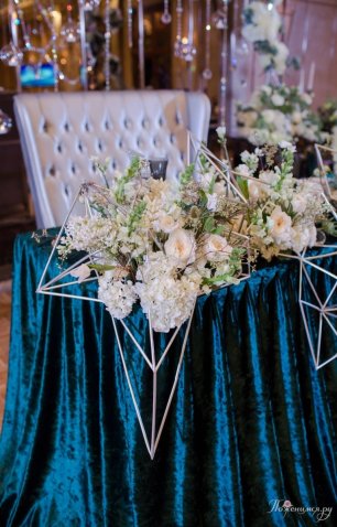 Геометрические детали декора в сочетании с цветочными композициями