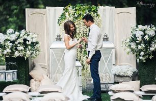 Место бракосочетания в белом цвете
