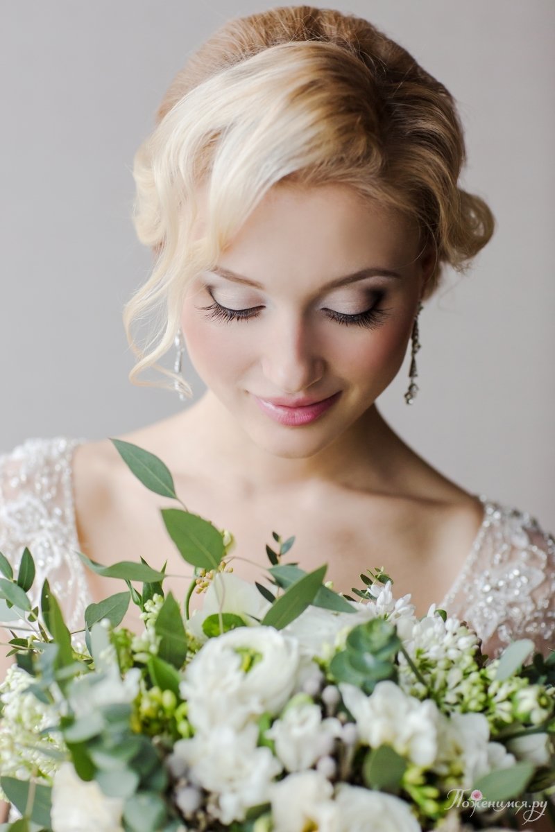 Нежный свадебный макияж невесты в белом цвете
