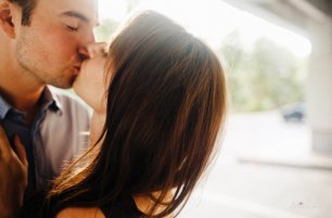 Нежный свадебный поцелуй