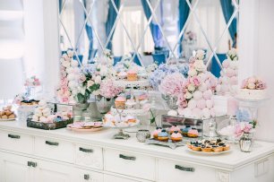 Сладкий стол в цветах "серенити" и "розовый кварц"