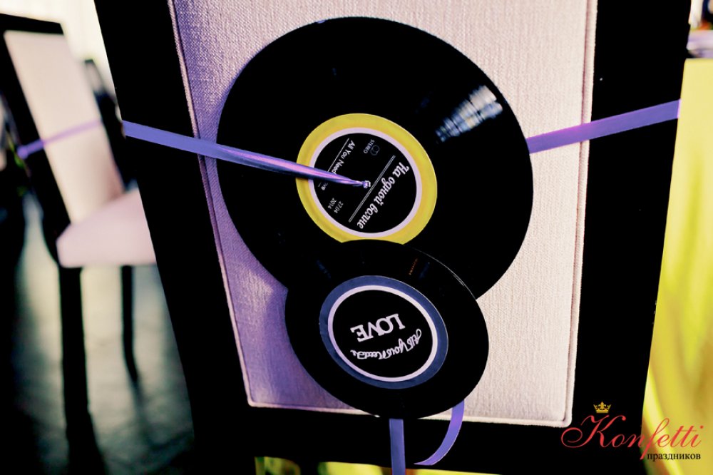 Оформление стула виниловыми пластинками и яркими лентами в стиле "Стиляги"