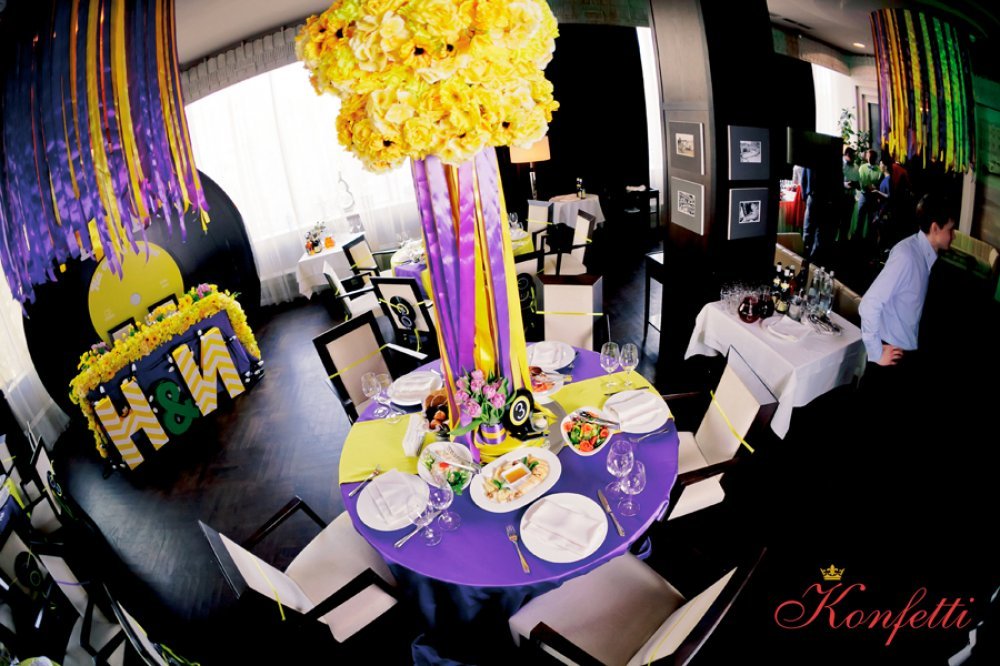 Большая композиция на стол. Оформление ресторана на 50 человек и гостевых столов виниловыми пластинками и яркими лентами в стиле "Стиляги"
