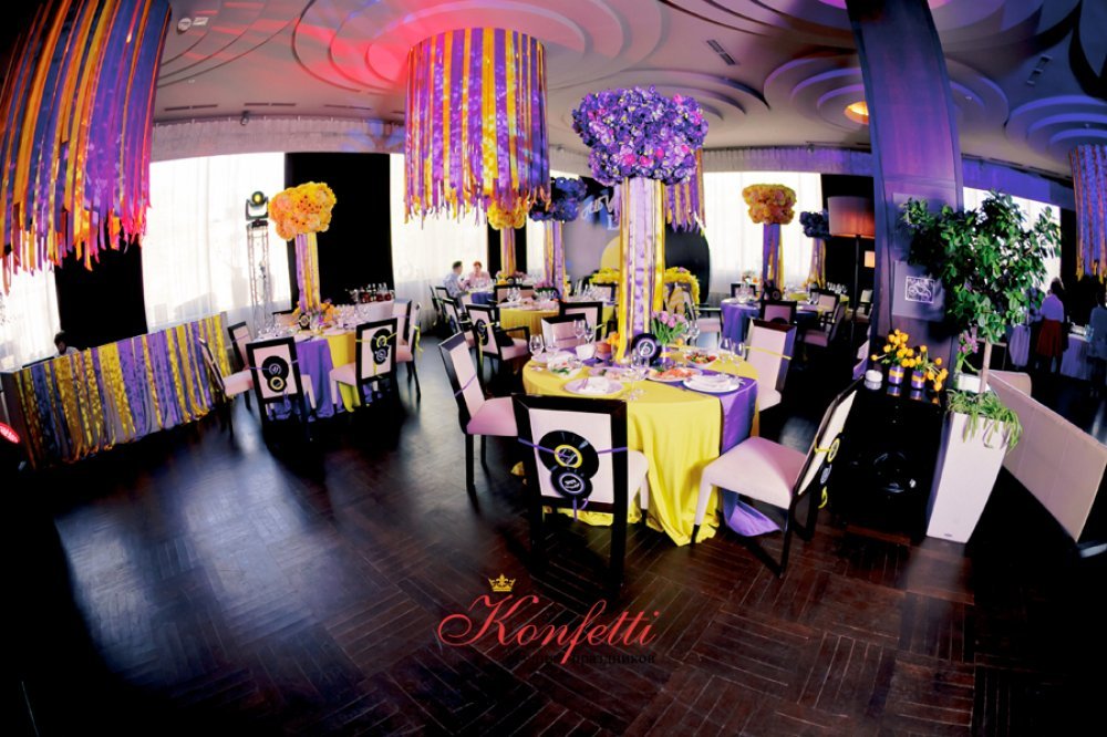 Оформление ресторана на 50 человек, президиума молодоженов и банкетного зала виниловыми пластинками и яркими лентами в стиле "Стиляги"