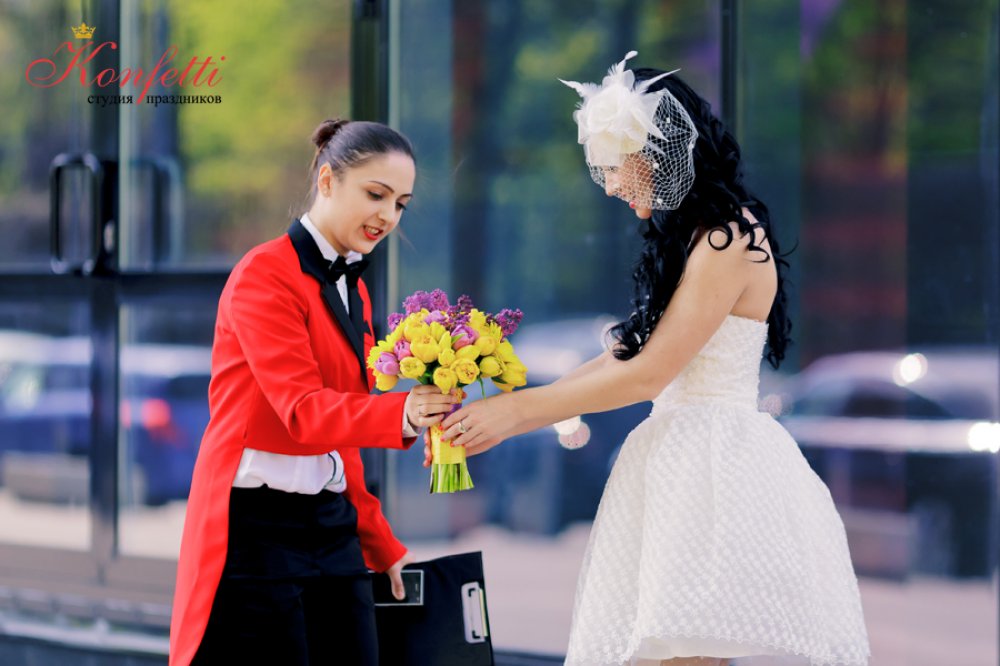 Свадебный распорядитель Диана передает невесте свадебный букет в стиле "стиляги"