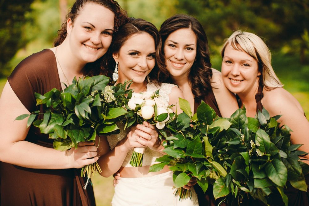 Подружки невесты с букетами в зеленых тонах с растительностью