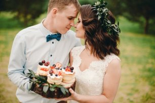 Сладкие и очень красивые пирожные с ягодами