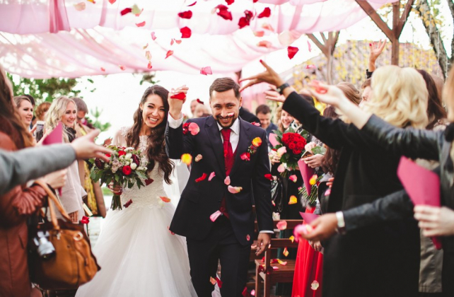 современные свадебные традиции, гости осыпают молодоженов цветочными лепестками, организатор MARRY ME!