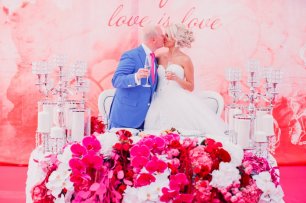 Президиум в ярко-розовых тонах