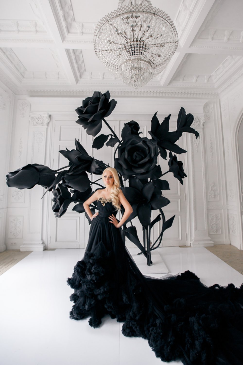 Роскошное черное свадебное платье с длинным шлейфом