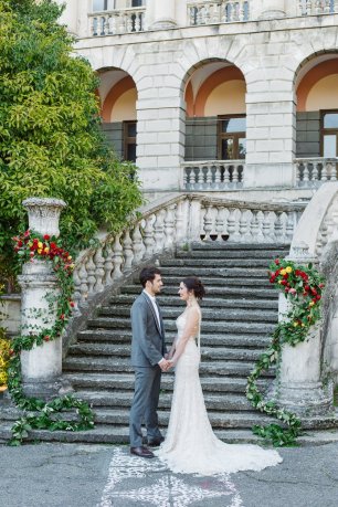 Фотосессия у лестницы роскошного замка