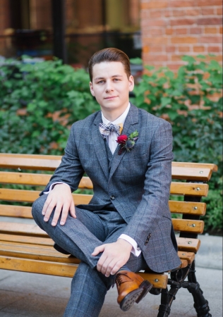 жених в сером клетчатом костюме-тройке, организатор SPECIAL WEDDING