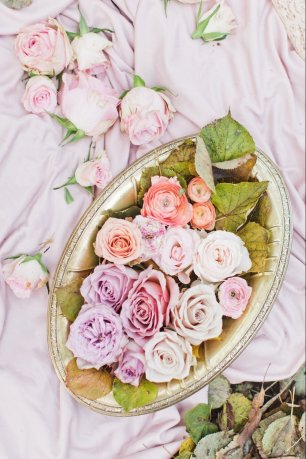 Великолепные цветы на подносе