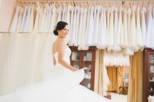 Невеста на примерке платья