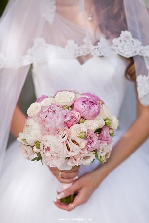 Букет невесты с пионами