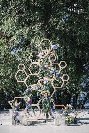 Арка в виде пчелиных сот