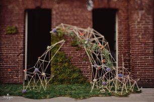 Геометрическая арка для свадебной церемонии