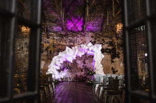 Геометричная арка из 400-х фигур