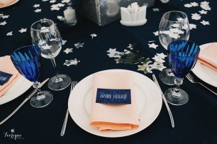 Карточки рассадки, цветные бокалы и скатерть