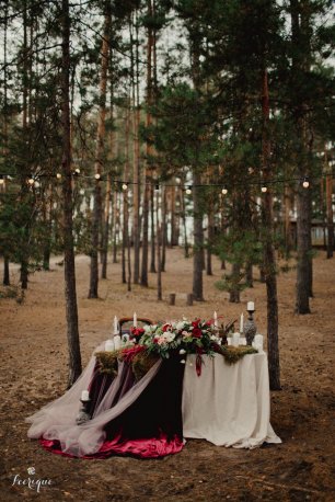 Стол молодожен под открытым небом в соснах