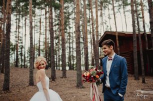 Свадебная фотосессия среди сосен