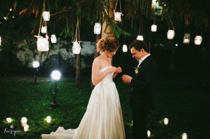 Свадебная церемония при свечах под большим раскидистым деревом